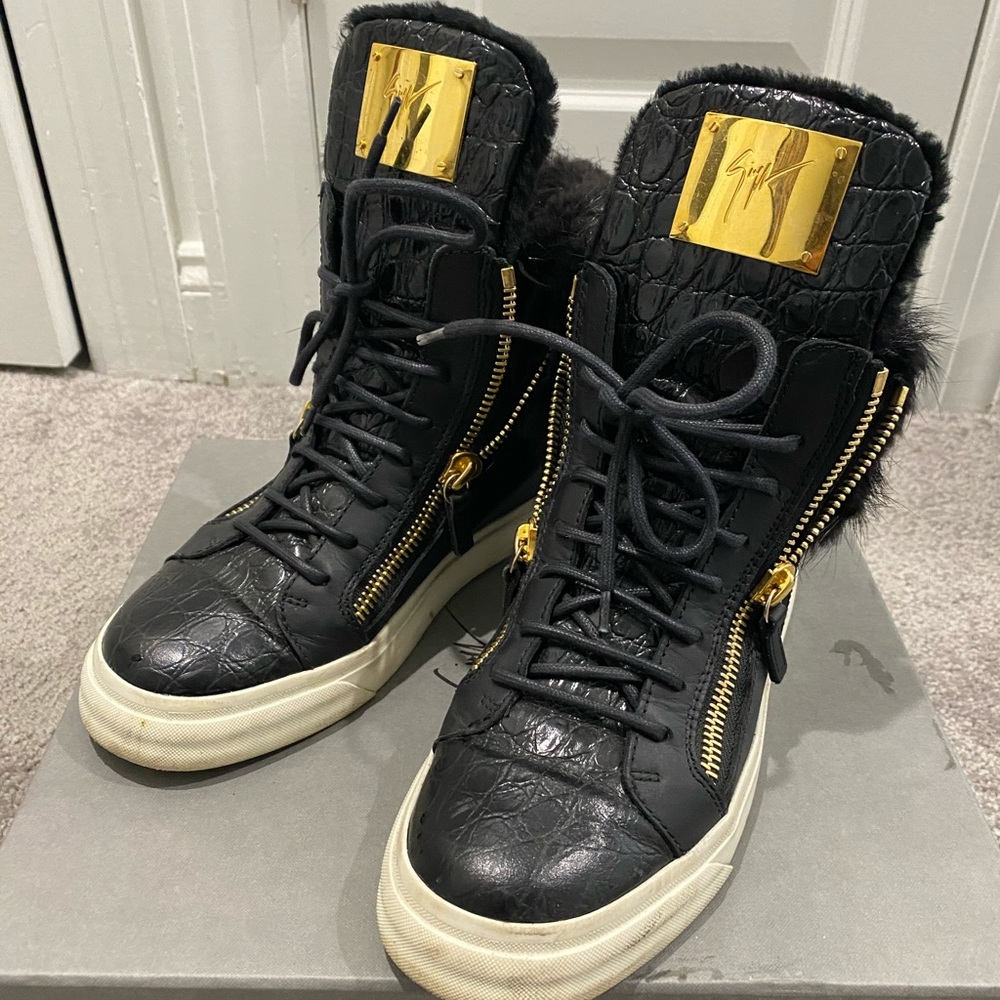 Like New Square toe leather boots with fur inside